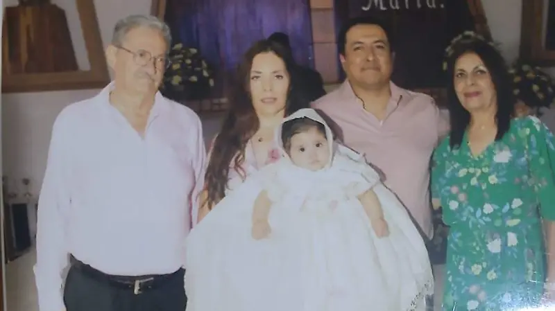 La recién bautizada con sus papás y abuelitos maternos.